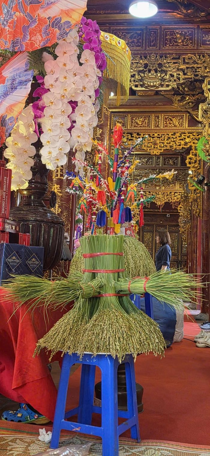 Từ hạt lúa mới, những mâm lễ dâng Mẫu đến các nghi thức truyền thống và hoạt động cộng đồng, Lễ hội Cơm mới đền Đông Cuông góp phần gìn giữ một nét đẹp văn hóa của người Tày Khao bên dòng sông Hồng.