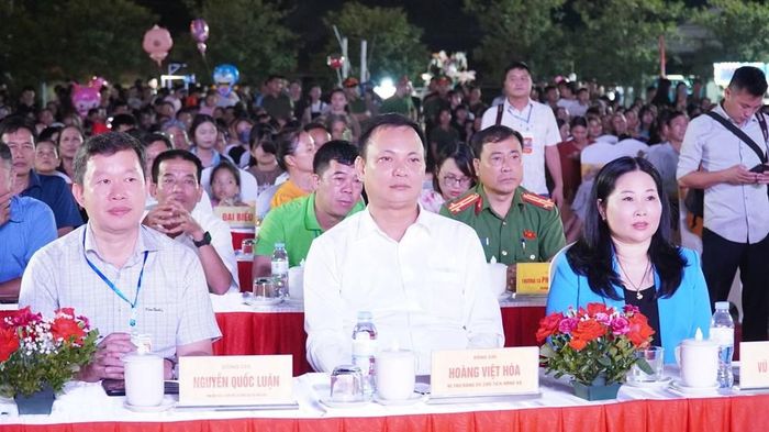 Các đại biểu cùng đông đảo người dân và du khách dự khai mạc Lễ hội Cơm mới đền Đông Cuông 2026