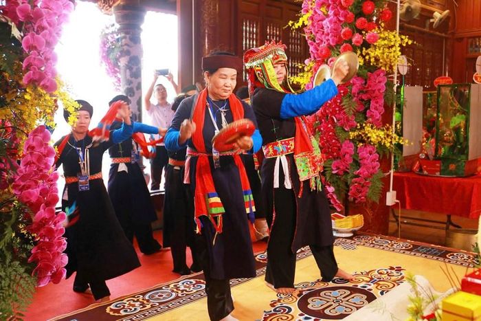 Màn múa xòe Tày cổ tại Lễ hội Cơm mới đền Đông Cuông năm 2026