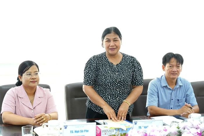 TS. Thạch Thị Dân (đứng giữa), Phó Giám đốc Đại học Trà Vinh thông tin với các sở, ngành tỉnh Vĩnh Long về quá trình xây dựng điểm du lịch ở nhà trường