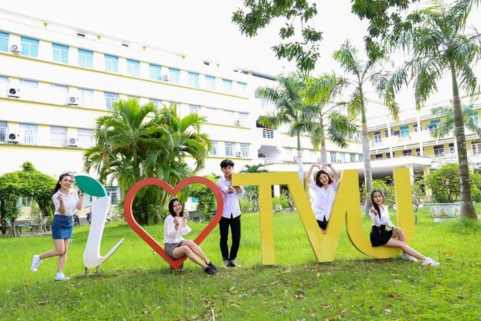 Một góc khuôn viên xanh ở Đại học Trà Vinh