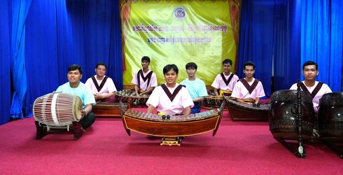 Sinh viên Trường Ngôn ngữ - Văn hóa - Nghệ thuật Khmer Nam Bộ và Nhân văn (Đại học Trà Vinh) biểu diễn nhạc cụ truyền thống Khmer Nam Bộ