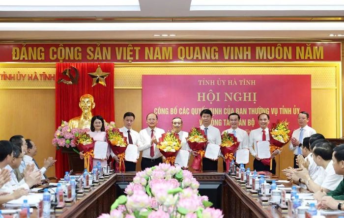 Ông Nguyễn Hồng Lĩnh, Phó Bí thư Thường trực Tỉnh ủy, Chủ tịch HĐND tỉnh và ông Phan Thiên Định, Phó Bí thư Tỉnh ủy, Chủ tịch UBND tỉnh, trao quyết định cho các đồng chí được luân chuyển, bổ nhiệm. Ảnh: BHT