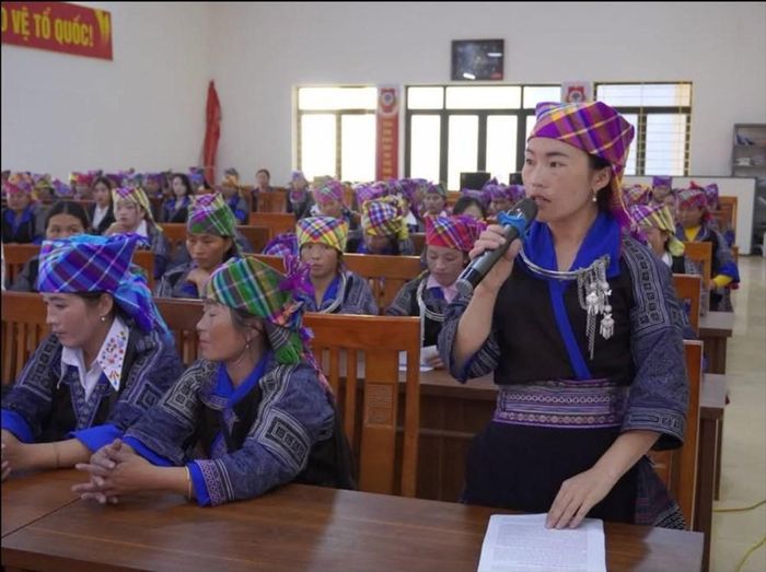 Hội viên, phụ nữ xã Púng Luông trực tiếp nêu ý kiến, kiến nghị tại Hội nghị. Ảnh: UBND xã Púng Luông