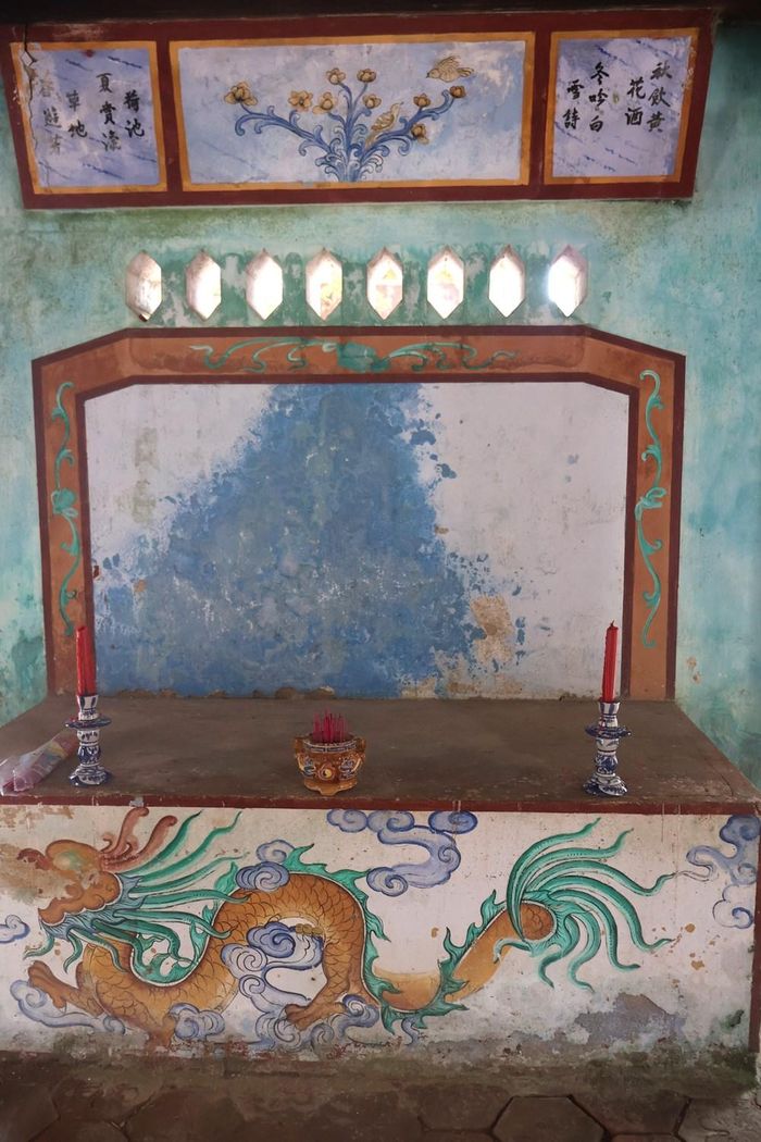 Không gian bên trong di tích miếu tổ nghề yến ở Cù Lao Chàm còn lưu giữ nhiều hiện vật, bức hoành; trên tường có tấm bia đá ghi lại công đức của chư thần và ca tụng vẻ núi non kỳ vĩ của Cù Lao xứ
