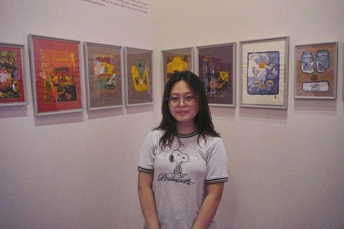 Bạn Khánh Linh tham quan triển lãm “Tiếng vọng dân gian - Kho tàng truyện cổ tích Việt Nam”