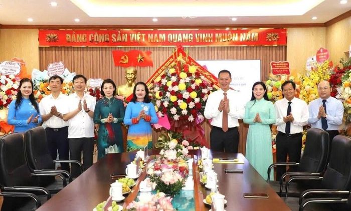 Phó Bí thư Tỉnh ủy, Chủ tịch Ủy ban MTTQ tỉnh Trịnh Tuấn Sinh tặng hoa chúc mừng Hội Liên hiệp Phụ nữ tỉnh nhân Ngày Phụ nữ Việt Nam 20.10