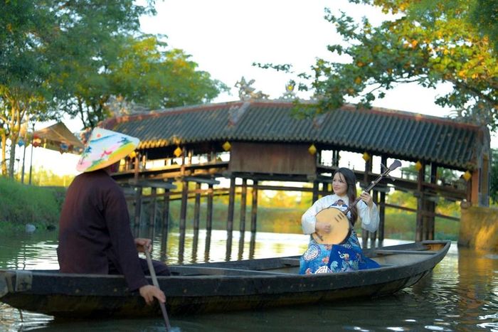 Khi tiếng đàn nguyệt, câu hò Huế hòa vào nhịp sống mới