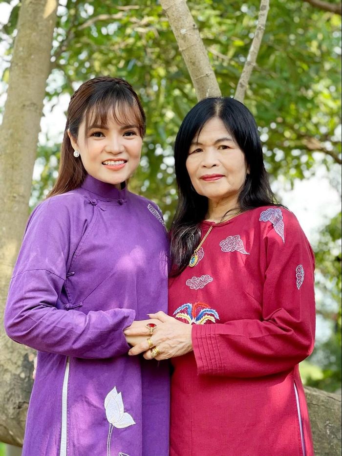 Nghệ sĩ Mai Chung và mẹ