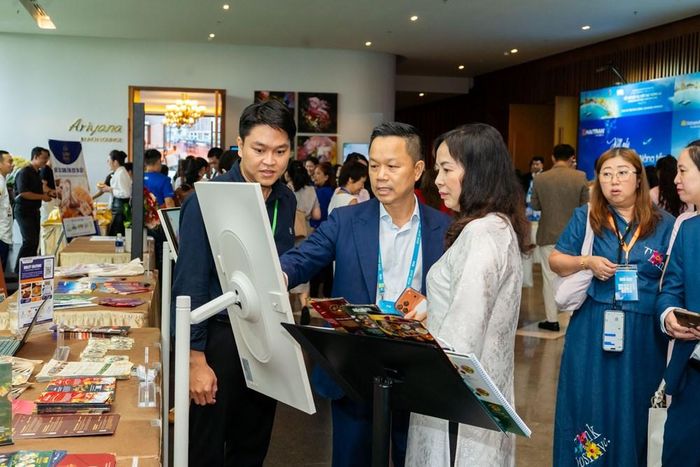Lãnh đạo Sở VHTTDL TP. Đà Nẵng cùng các đại biểu tham quan không gian trưng bày các gian hàng tại DITF 2026