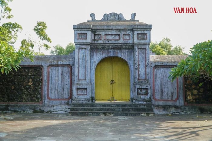 Cổng vào khu mộ chúa Tiên Nguyễn Hoàng. Ảnh: S.Thùy