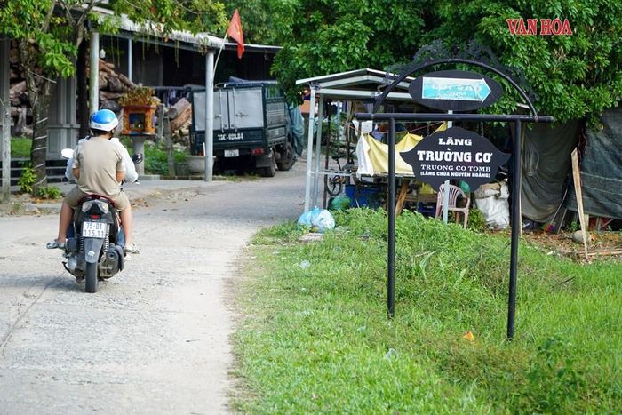 Biển chỉ dẫn đường vào lăng Trường Cơ, xung quanh vẫn còn tình trạng hộ dân dựng hàng quán kinh doanh nhếch nhác. Ảnh: S.Thùy