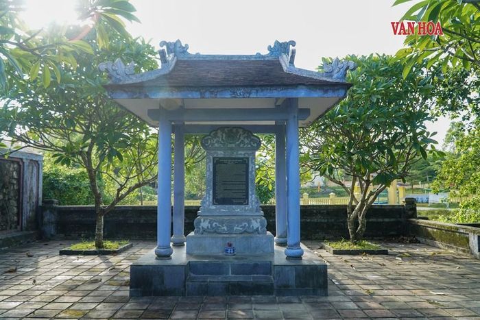 Văn bia khắc thông tin lịch sử và công lao của chúa Tiên Nguyễn Hoàng tại khuôn viên di tích. Ảnh: S.Thùy