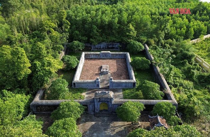 Khu lăng mộ gồm 2 vòng thành, được xây dựng theo lối kiến trúc đầu triều Nguyễn. Ảnh: S.Thùy