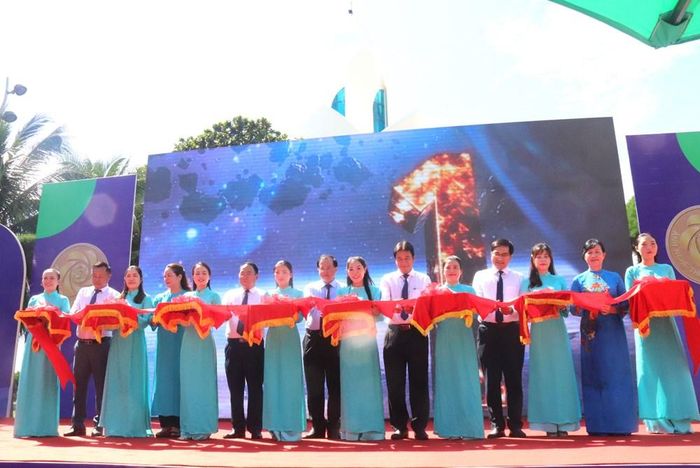 Thứ trưởng Tạ Quang Đông và các đại biểu cắt băng khai mạc Triển lãm Ảnh nghệ thuật Việt Nam năm 2026