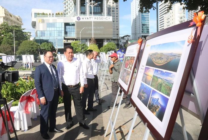 Các đại biểu tại Triển lãm Ảnh nghệ thuật Việt Nam năm 2026