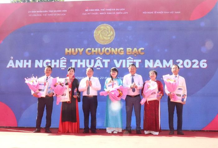 Ban tổ chức trao Huy chương Bạc cho các tác giả
