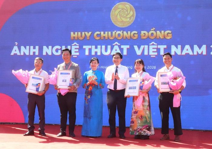 Ban tổ chức trao Huy chương Đồng cho các tác giả