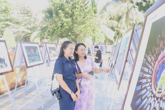 Đông đảo người dân và du khách tham quan triển lãm ảnh nghệ thuật
