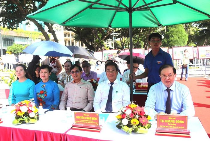 Thứ trưởng Tạ Quang Đông và các đại biểu tham dự buổi lễ