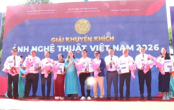 Ban tổ chức trao Giải Khuyến khích cho các tác giả