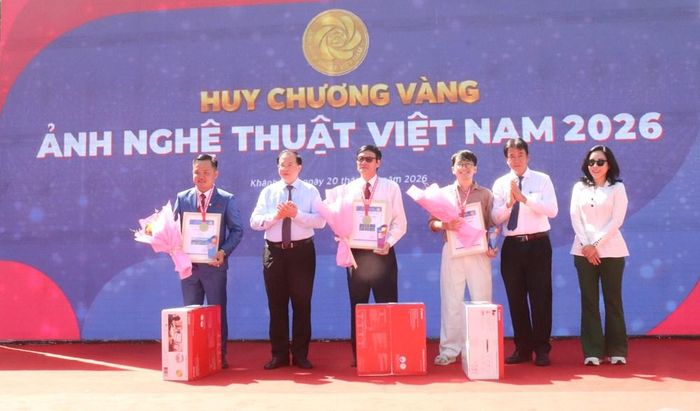 Thứ trưởng Tạ Quang Đông và Phó Chủ tịch Thường trực UBND tỉnh Khánh Hòa trao Huy chương Vàng cho các tác giả