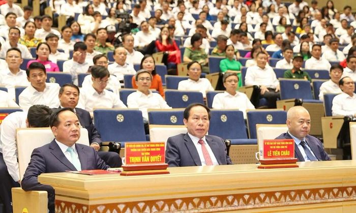 Ủy viên Bộ Chính trị, Bí thư Trung ương Đảng, Trưởng Ban Tuyên giáo Trung ương Trịnh Văn Quyết; Ủy viên Trung ương Đảng, Phó Thủ tướng Chính phủ Lê Tiến Châu và các đại biểu tham dự buổi lễ