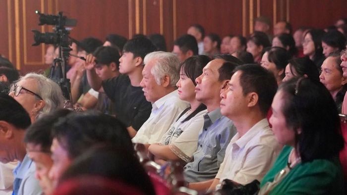Rạp Hồng Hà kín khán giả theo dõi vở tuồng “Dấu thiêng Hà Nội - Cho những gì còn mãi” tại Liên hoan Sân khấu Hà Nội mở rộng năm 2026