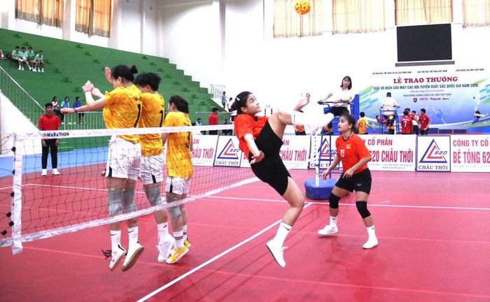 Đội nữ cầu mây Công an Nhân dân thi đấu cùng đội nữ Hà Nội