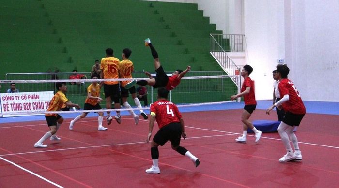 Đội cầu mây nam Vĩnh Long thi đấu cùng đội cầu mây TP.HCM