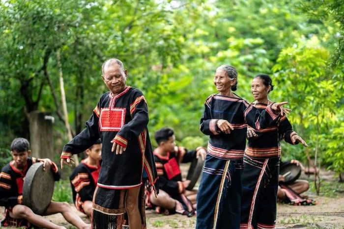 Với người Jrai, Bahnar, cồng chiêng chính là linh hồn của buôn làng, gắn bó với con người từ thuở lọt lòng đến lúc trở về với đất mẹ