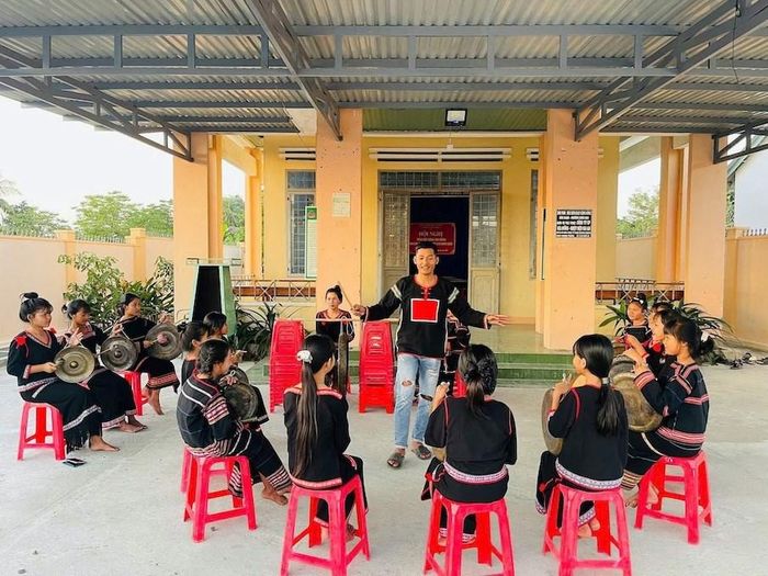 Thượng uý Ksor Vui ân cần hướng dẫn các em thanh thiếu niên xã Ia Sao tập đánh chiêng