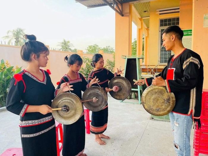 Các em nhỏ chăm chú, hăng say tập luyện chiêng dưới sự dẫn dắt của thầy Ksor Vui