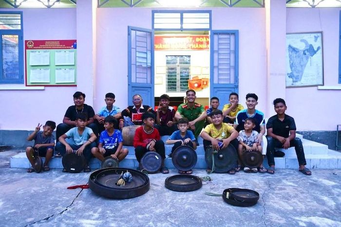 Thượng úy Ksor Vui, cán bộ Công an xã Ia Sao luôn nặng lòng với hành trình trao truyền thanh âm văn hoá truyền thống cho thế hệ trẻ
