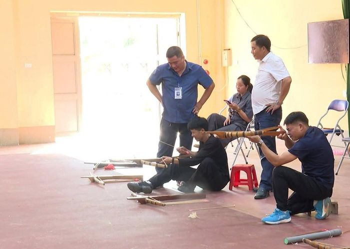 Bắn nỏ góp phần gìn giữ môn thể thao truyền thống và phát huy bản sắc văn hóa các dân tộc ở Mường Mùn. Ảnh: Xuân Quý