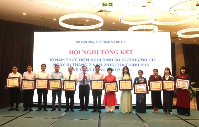 Trao Bằng khen của Bộ trưởng Bộ VHTTDL tặng các cá nhân có thành tích xuất sắc triển khai thực hiện Nghị định 72