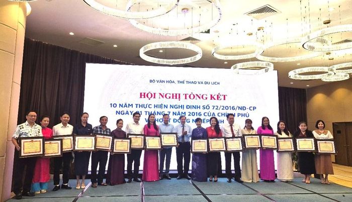 Trao Bằng khen của Bộ trưởng Bộ VHTTDL tặng các tập thể có thành tích xuất sắc triển khai thực hiện Nghị định 72