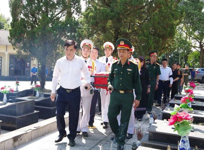 Các đại biểu, lực lượng chức năng và thân nhân tiễn đưa hài cốt liệt sĩ Hoàng Ngọc Lầu về an táng tại Nghĩa trang Liệt sĩ Thanh Sơn