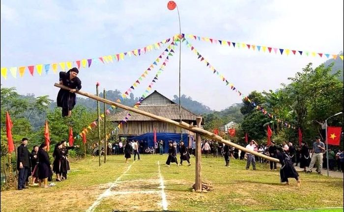 Đến với lễ hội, người dân và du khách được hòa mình vào không khí mùa lúa chín, khám phá nét đẹp văn hóa truyền thống của đồng bào La Chí. Ảnh: H.Nhung
