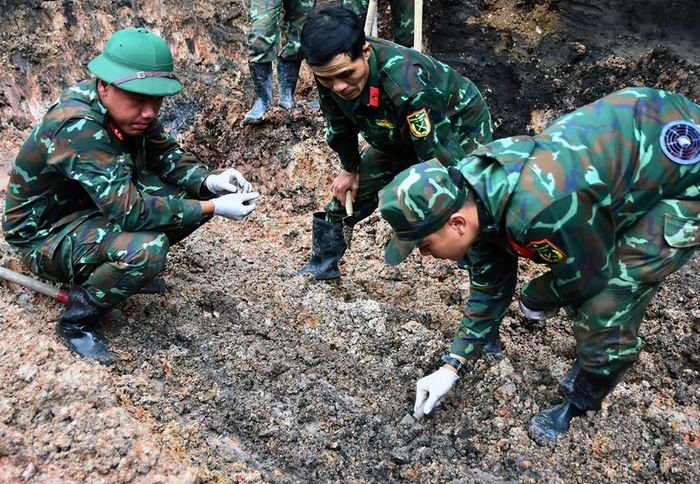 Lực lượng làm nhiệm vụ cẩn trọng, tỉ mỉ, không để sót hài cốt liệt sĩ nào nằm lại