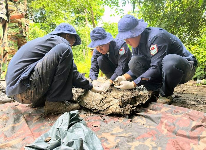 Cán bộ, chiến sĩ Đội K cẩn trọng thực hiện công tác cất bốc hài cốt liệt sĩ trong quá trình tìm kiếm, quy tập tại Campuchia