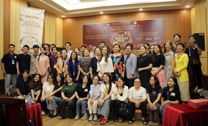 Các đại biểu và sinh viên chụp ảnh lưu niệm