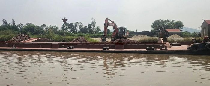 Cơ quan chức năng đã lập biên bản vi phạm hành chính đối với 2 chủ bến bãi và 2 phương tiện liên quan