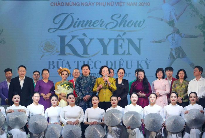 Phó Thủ tướng Phạm Thị Thanh Trà, Bộ trưởng Lâm Thị Phương Thanh cùng các đại biểu tặng hoa chúc mừng nghệ sĩ