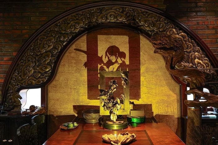 Tác phẩm “Khung trời ký ức” kết hợp hình ảnh chùm khế, tổ chim bằng đồng với bóng đổ người mẹ chăm con. Khung hình phía sau gợi liên tưởng đến một ô cửa mở vào ký ức tuổi thơ, theo ý tưởng của tác giả. Ảnh: Phạm Tuấn Anh - TTXVN