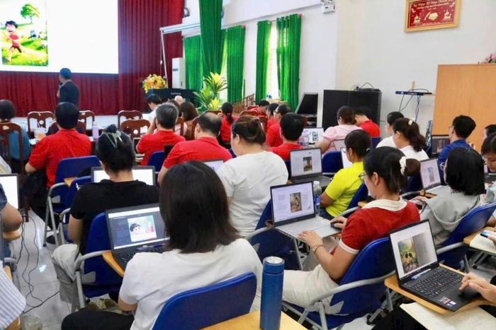Thầy Tô Nguyên Châu hướng dẫn các em học sinh trên lớp học. Ảnh: LN