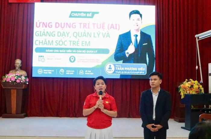Cô Nguyễn Thị Thanh Huệ, Hiệu trưởng nhà trường, phát biểu ở chuyên đề ứng dụng AI trong trường học. Ảnh: NT