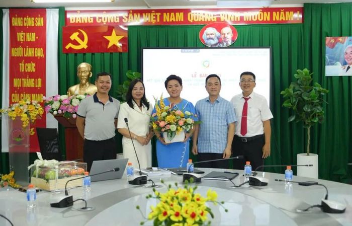 Đại diện Trường Nguyễn Đình Chiểu nhận bàn giao ứng dụng SgBE. Ảnh: NT