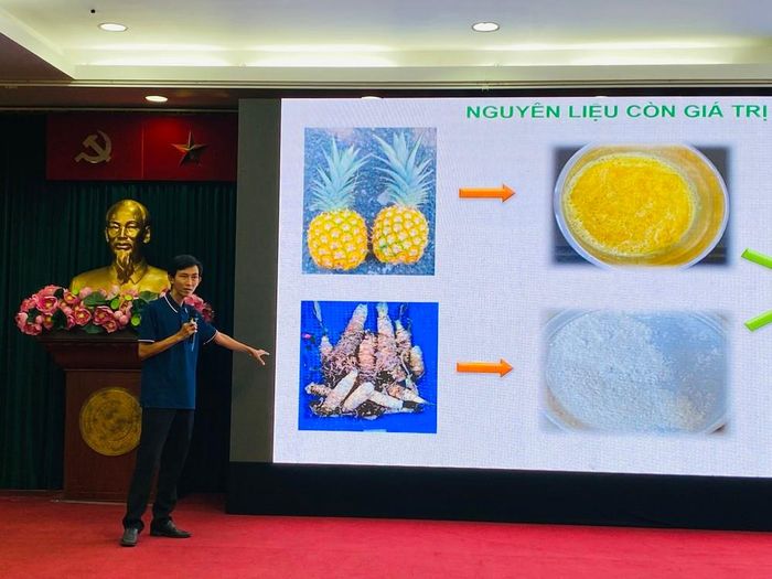 Một thành viên nhóm thuyết trình với chủ đề bánh dứa được các giám khảo khen ngợi