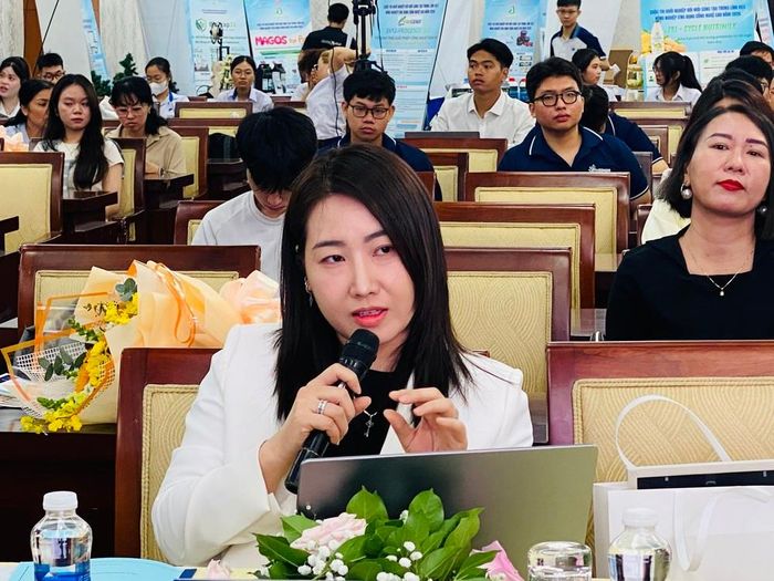 Giám khảo Trần Thị Huế, Phó Chủ tịch Chi Hội Blockchain TP. HCM phản biện nhóm thuyết trình